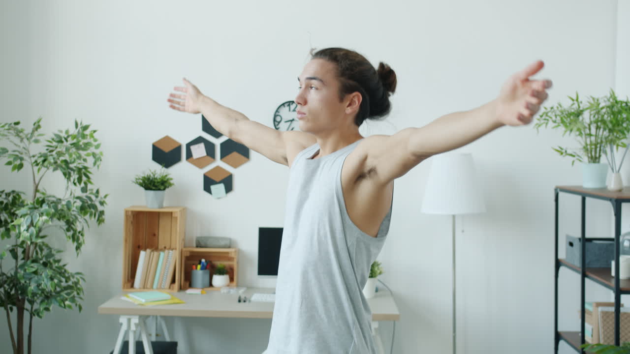 hombre practicando yoga en casa
