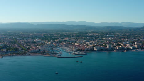 Luftaufnahme-Von-Port-Frejus-Bei-Sonnenuntergang,-Frankreich