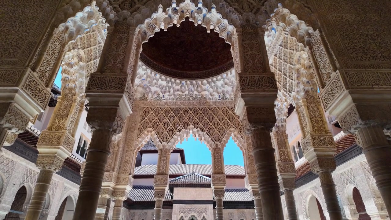 Rivelazione al rallentatore di intricati archi a muqarnas e decorazioni in stucco intagliato all'interno dei Palazzi Nasridi dell'Alhambra a Granada, Spagna