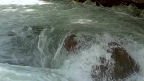 Starke-Wasserströmung-In-Nooksack-Fällen,-Die-über-Felsen-Fließen---Nahaufnahme