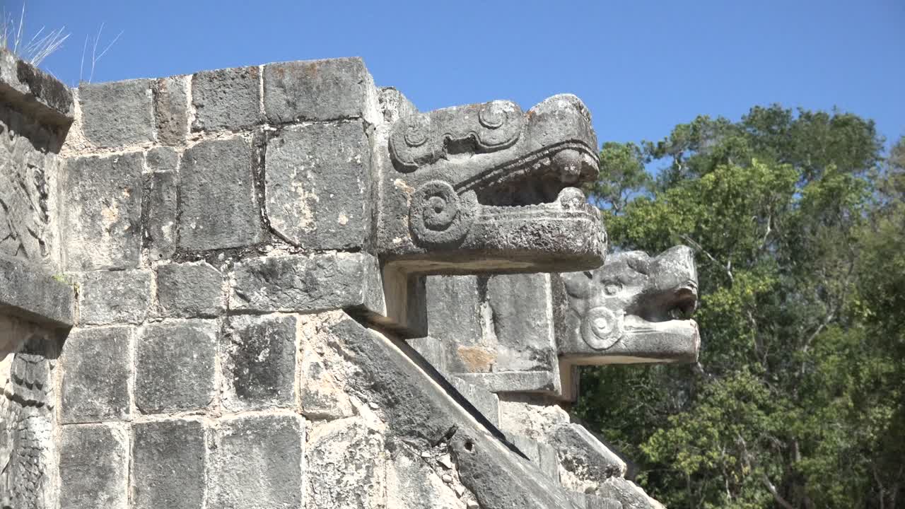 águilas y cabezas de jaguar de cerca en chichen itza yucatán méxico