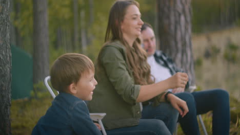 Frau-Und-Ihr-Kleiner-Sohn-Spielen-Im-Wald-Und-Werfen-Steine-In-Den-Fluss.-Die-Familie-Ruht-Sich-Am-Wochenende-Oder-Im-Urlaub-In-Der-Natur-Aus