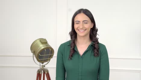 mujer india feliz sonriendo torpemente