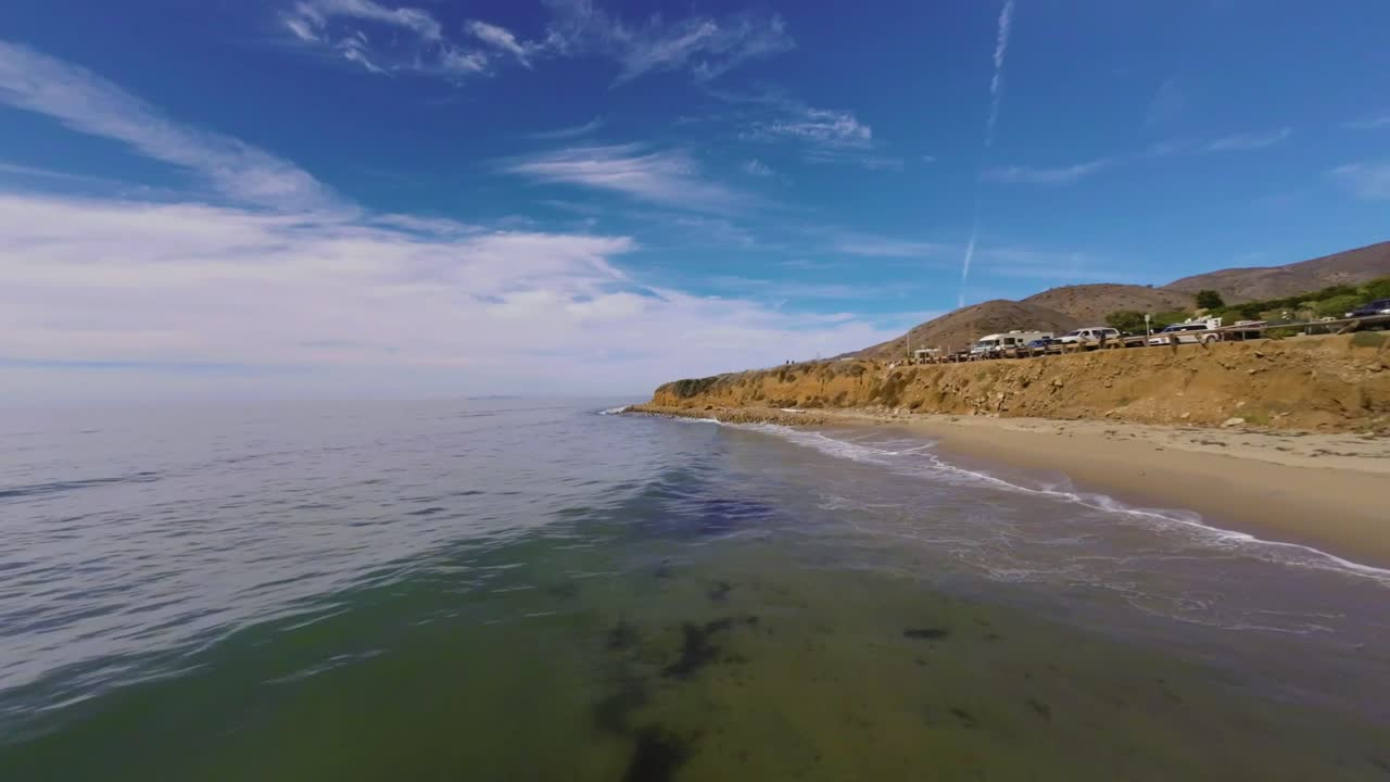 Riprese con drone sulle onde a Malibu Beach, California