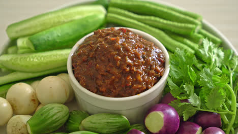 pasta de chile de pescado fermentado con verduras frescas - estilo de comida saludable