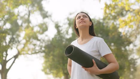 Indisches-Yoga-Mädchen-Posiert-Morgens-Mit-Yogamatte-In-Einem-Park