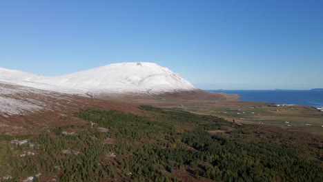 La-Primera-Montaña-Nevada-En-Una-Fría-Mañana-De-Otoño-En-El-Norte-De-Islandia.