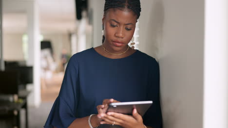 Black-business-woman,-tablet