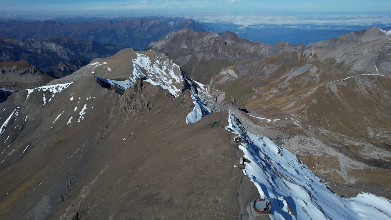 화창한 가을날 쉴트호른 피즈 글로리아와 매우 가까운 산비탈 위로 환상적인 공중 촬영