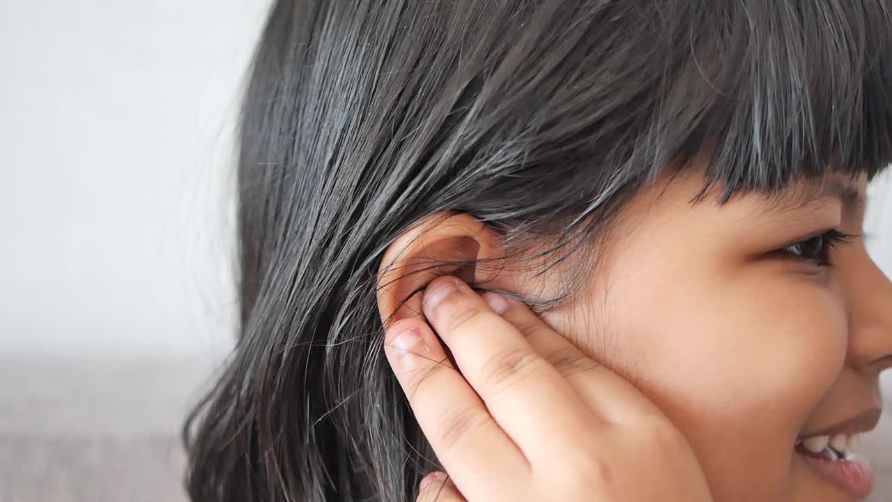 niño tocando su oreja