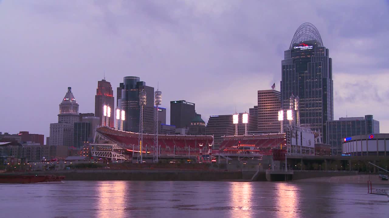 유람선이 오하이오 강을 지나갈 때 신시내티에 밤이 내립니다.