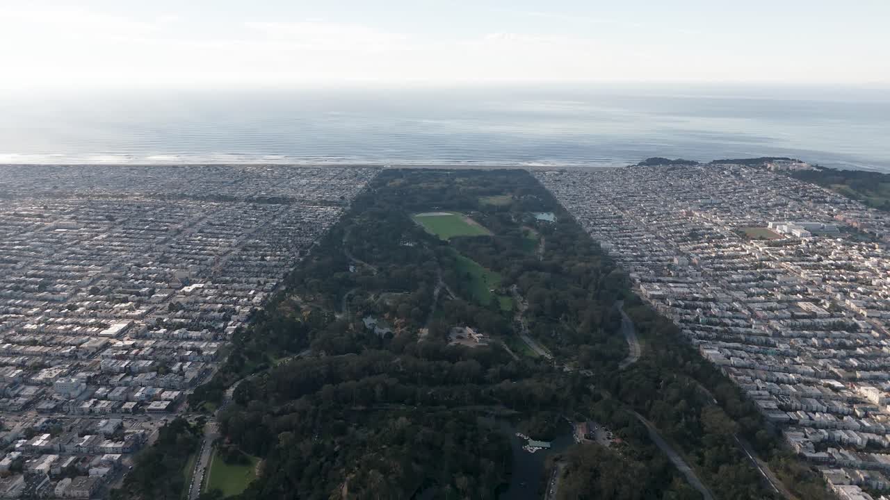 オーシャンビーチと太平洋に向かってゴールデンゲートパーク上空を西に飛行するドローンの空撮