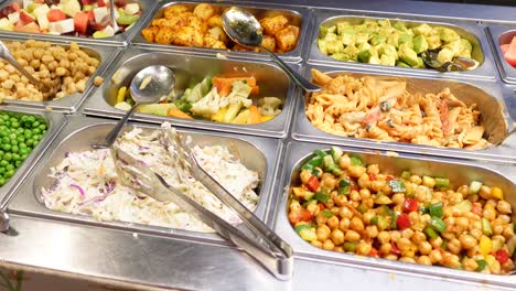 bar de ensaladas de autoservicio con varios platos