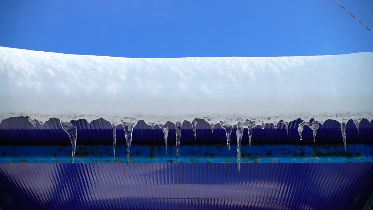 L'acqua che gocciola dai ghiaccioli. Riprese in inverno. Rallentatore