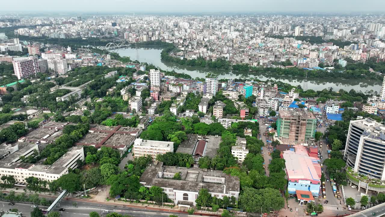 Città urbana densamente popolata con grattacieli, spazi verdi, lago, sviluppo infrastrutturale, superstrada sopraelevata di Dhaka, vista aerea, panorama