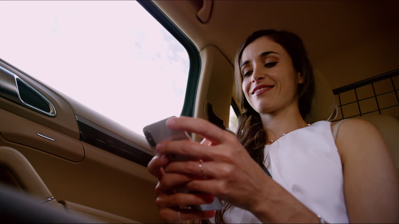 informando a la oficina que está en camino.