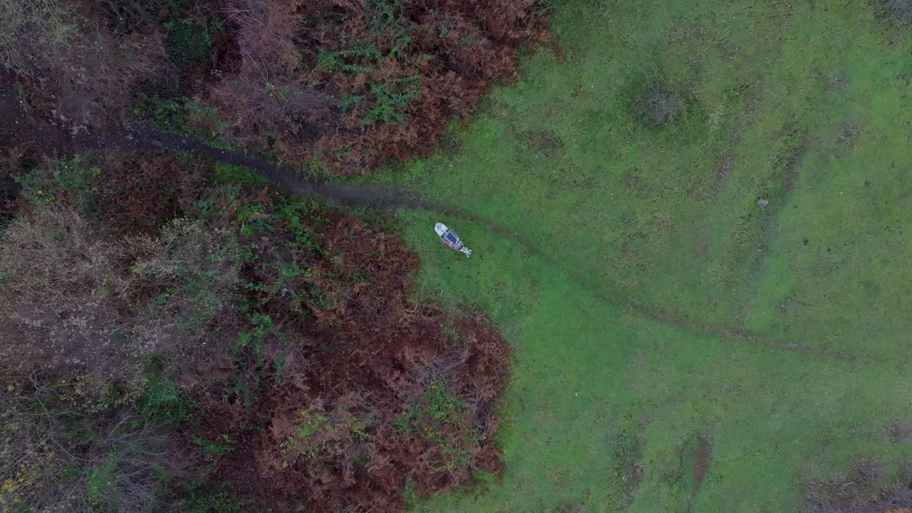 Záběr z dronu ovčího stáda přecházejícího malebnou horskou stezku v Albánii