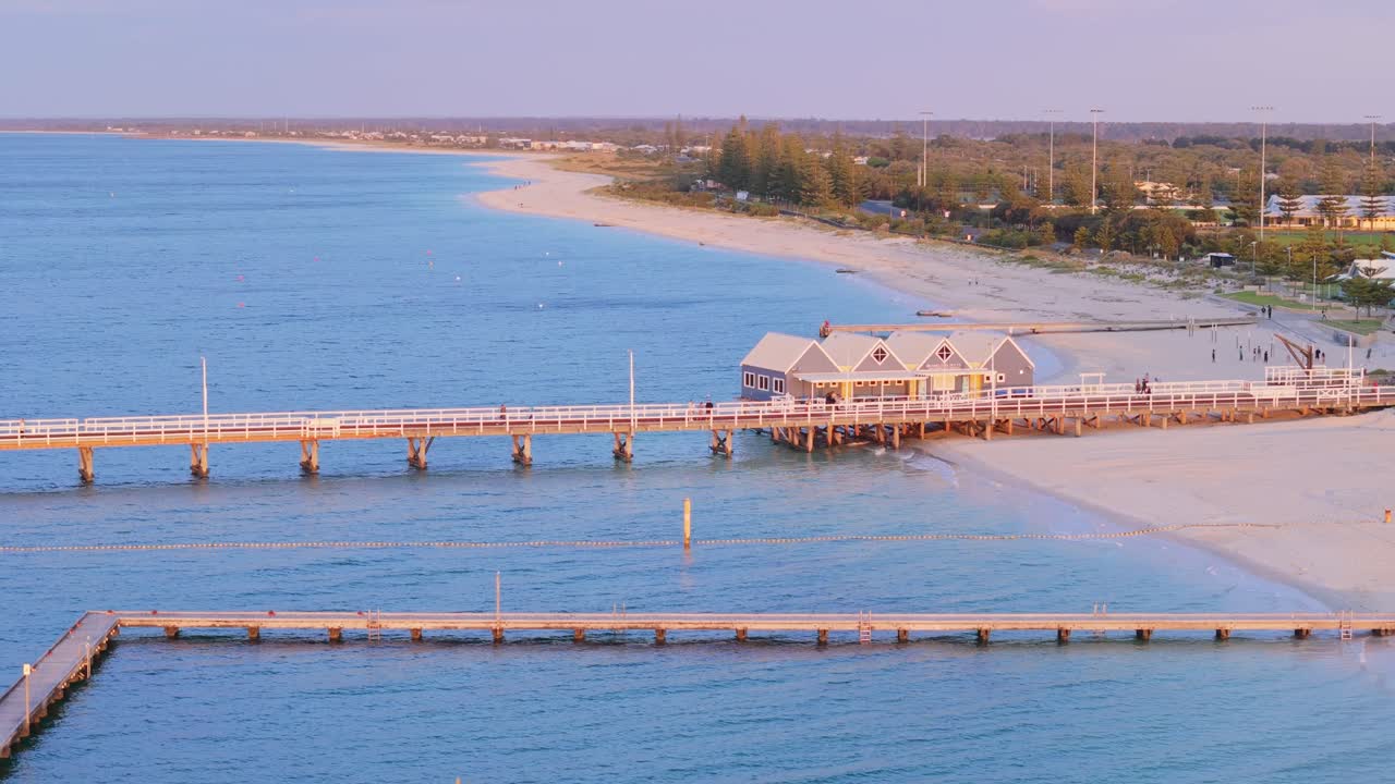 평온한 바다와 함께 유명한 busselton jetty 위에 해가 지는
