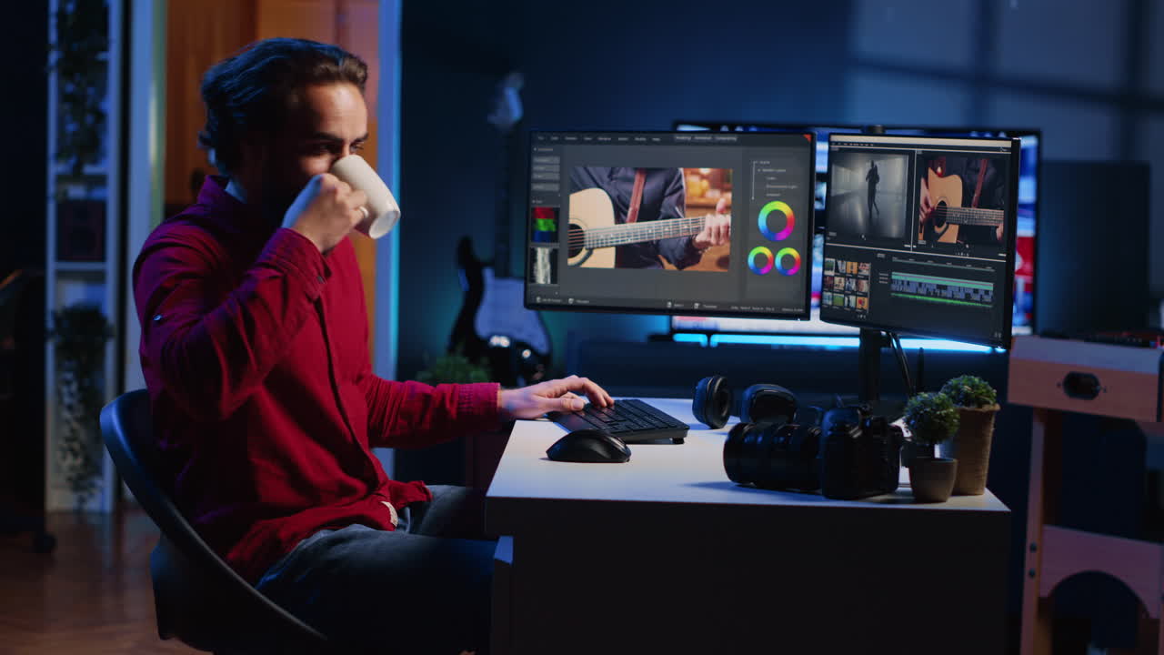editor de video comenzando a trabajar en el montaje de películas, utilizando aplicaciones de software especializadas en la pc