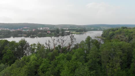 foto de camión de un lago y árboles en kolbudy
