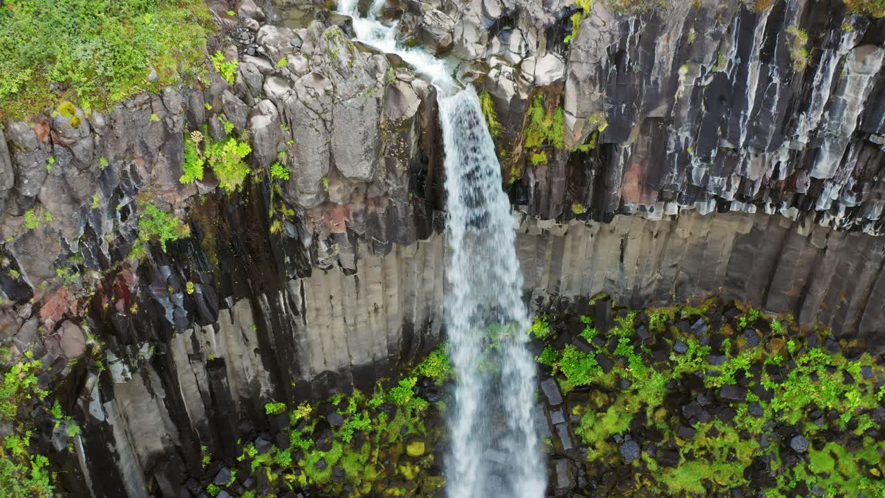 columnas de lava oscura con las cascadas en svartifoss en la reserva natural de skaftafell, costa sur de islandia