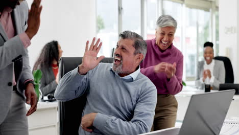 hombre en la oficina con computadora portátil, aplausos