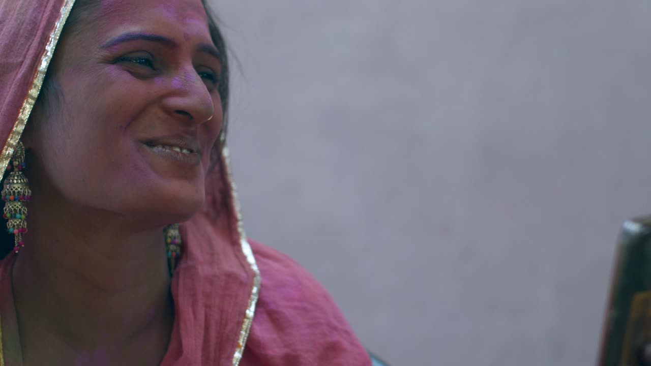 mujeres indias de primer plano de la cara manchada con colores brillantes de holi