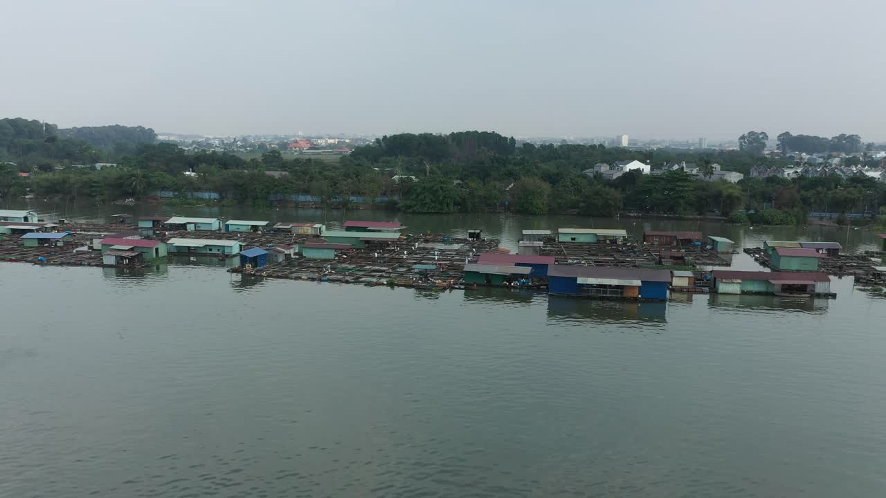 volando sobre la comunidad flotante de piscicultura en bien hoa en el río dong nai, vietnam en un día soleado