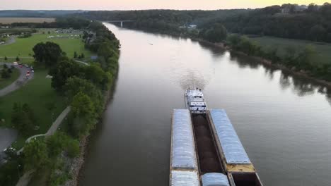 Amerikanischer-Schlepper-Mit-Einem-Kollektiv-Von-Lastkähnen,-Die-Fracht-Durch-Den-Fluss-Transportieren