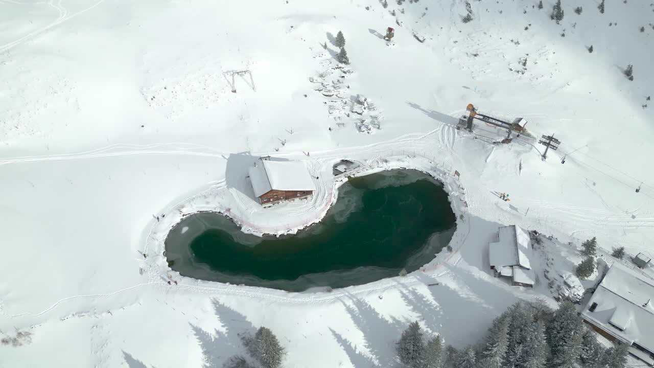 스위스 바의 젤베르크 (engelberg) 에 있는 알프스 산맥에 있는 스키 롯지 (ski lodge) 의 드론 사진.