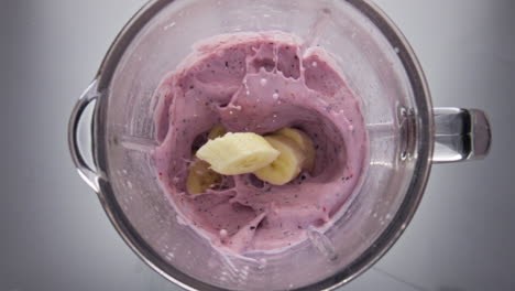 Bananen-Beeren-Smoothie-Im-Mixer-Aus-Nächster-Nähe.-Natürliche-Zutaten-Für-Das-Getränk