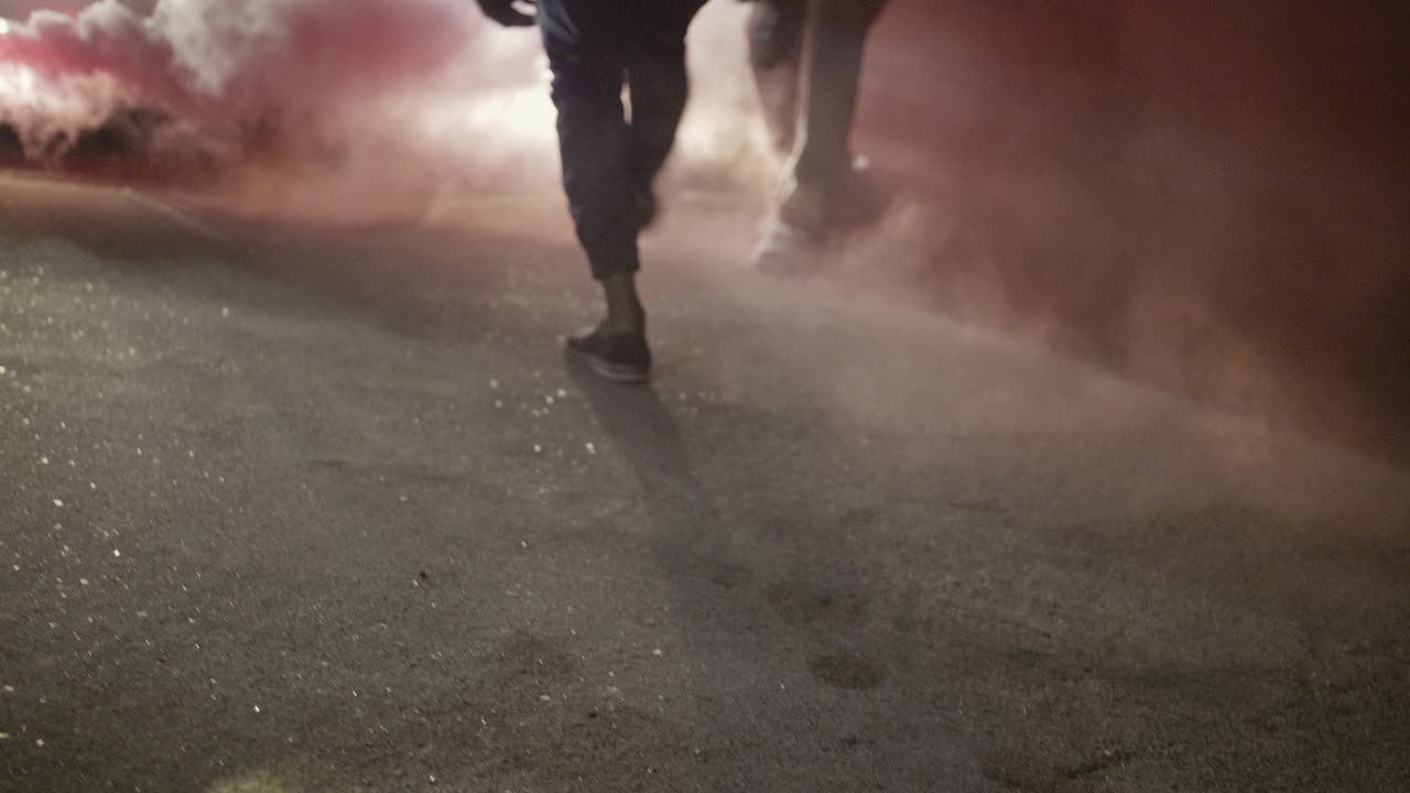 piernas bailando por la noche en humo y faros