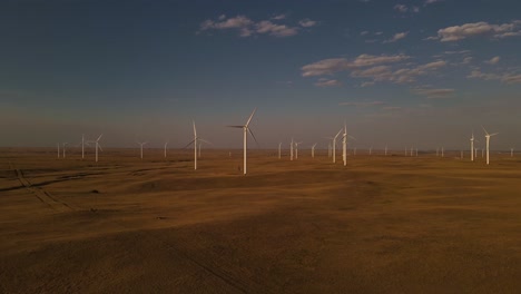 Windmühlenfarm-Im-Offenen-Feld-2