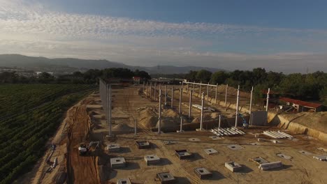 vista aérea de la maquinaria de construcción que trabaja en el sitio de construcción
