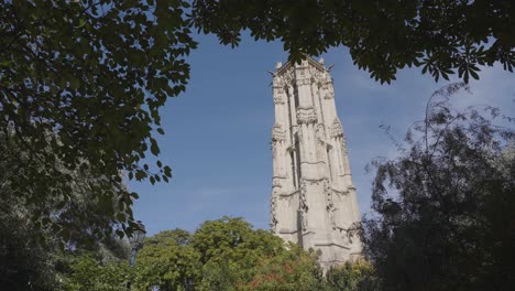 zewnętrzna część wieży tour saint jacques w paryżu francja na tle niebieskiego nieba 5