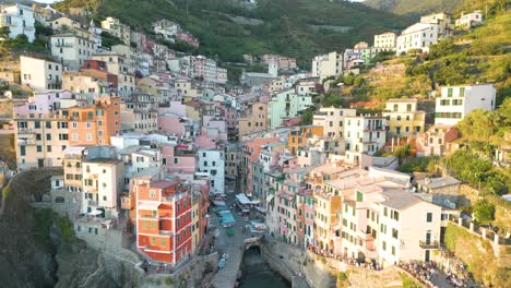 La-Toma-De-Un-Dron-Revela-La-Increíble-Ciudad-De-Riomaggiore,-En-Cinque-Terre,-Al-Atardecer