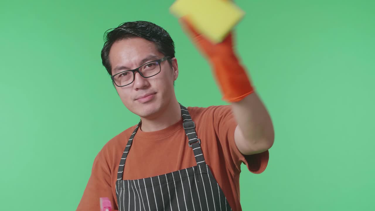 hombre limpiando con esponja y guantes