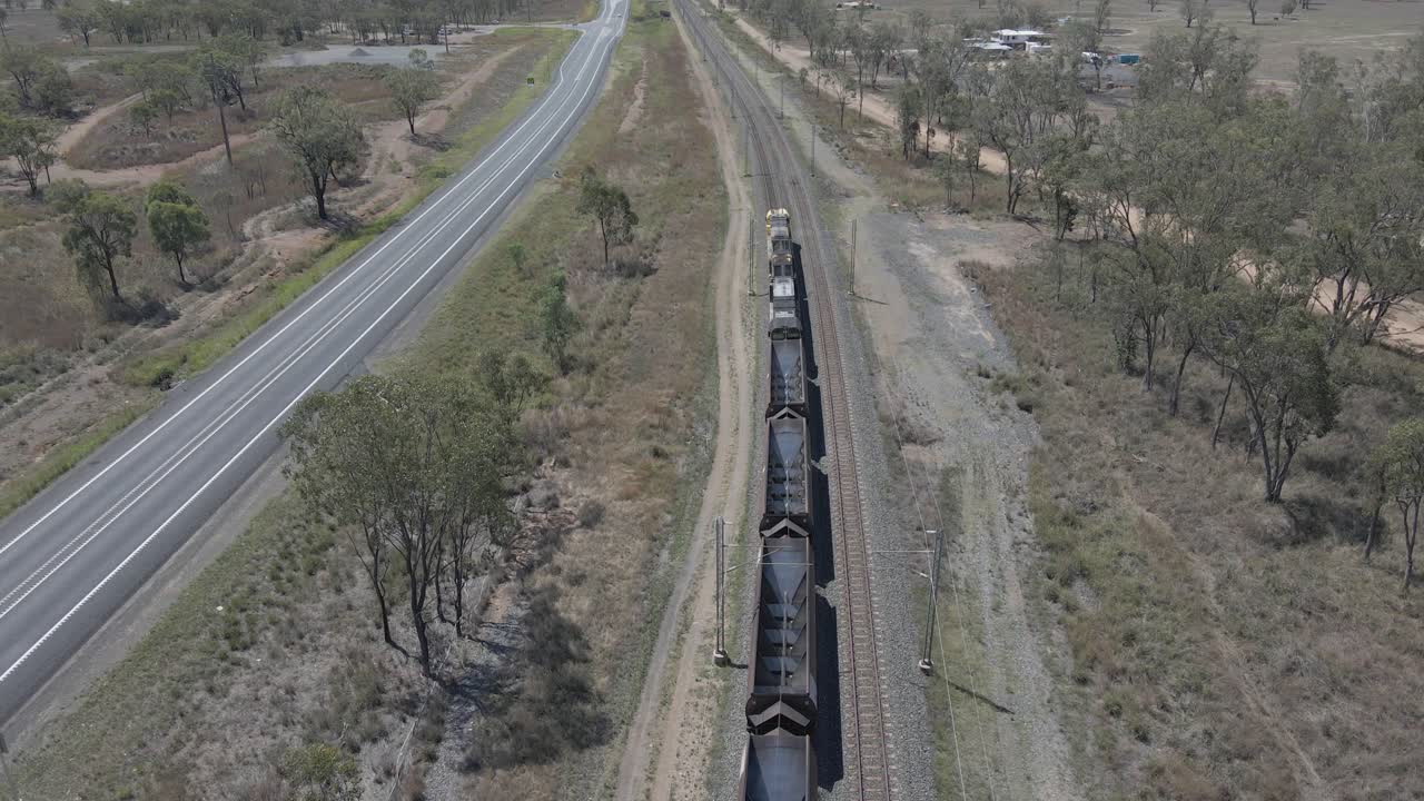 vagones de tren de carbón vacíos que se mueven en el ferrocarril en el extremo norte de queensland en australia