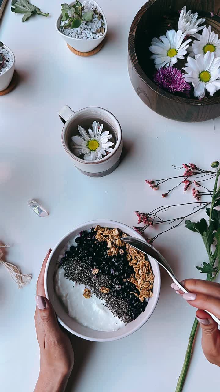Delicata ciotola di yogurt con frutti di bosco e granola.