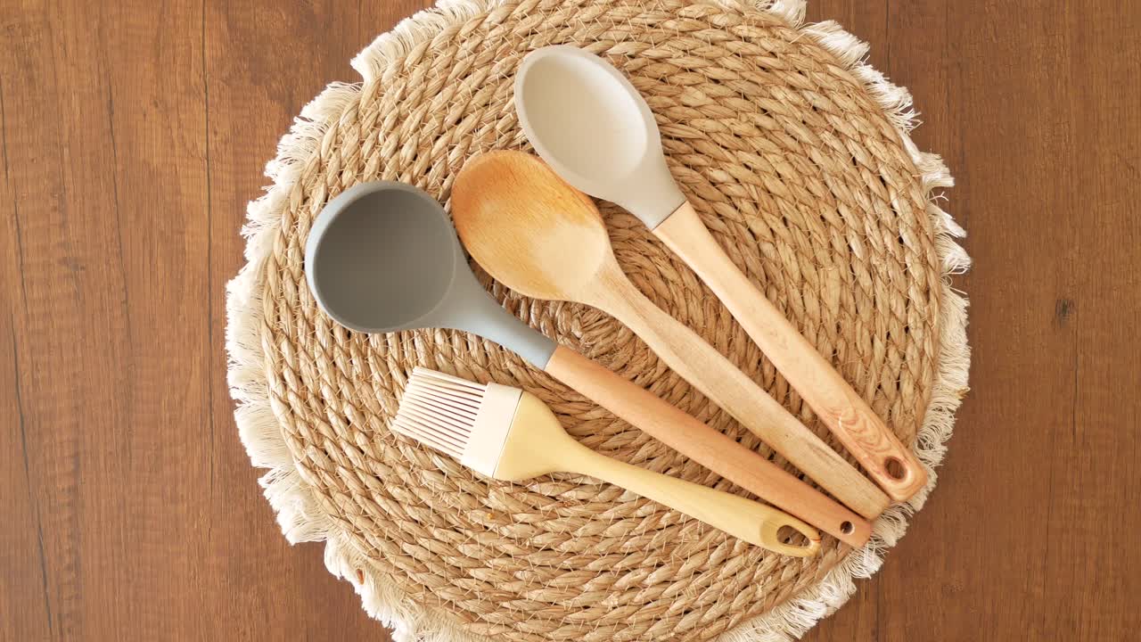 cucharas de madera y silicona y cuchara en un placemat redondo