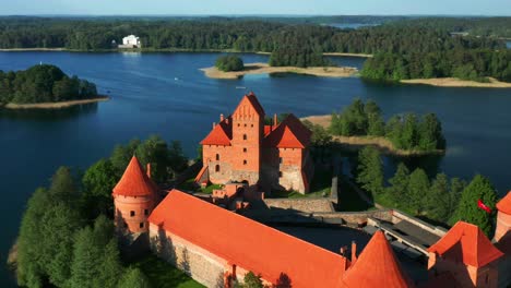 castillo trakai en la isla lago de galve en vilnius, lituania