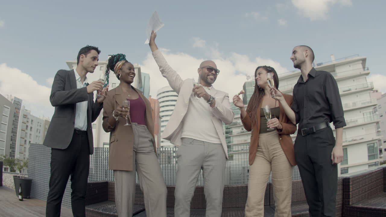 비즈니스 파티에서 계약 서명 문서를 흔드는 남자