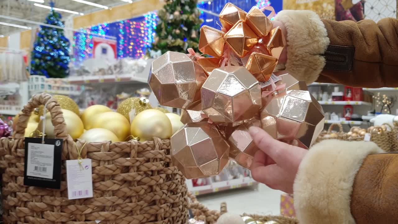selección y compra en la tienda de adornos navideños para el árbol de navidad.