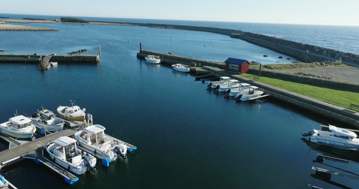 Luftfoto af fiskerihavn og både i Vestbygd, Norge