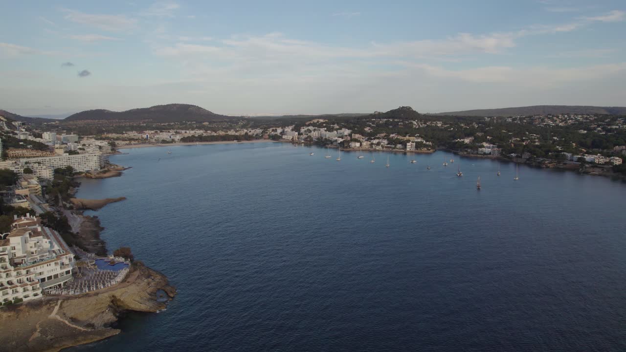 hermosa costa de mallorca cerca de santa ponza con numerosos barcos en el mar en españa - toma aérea de dron