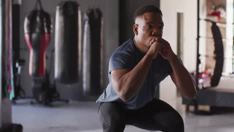video de un hombre afroamericano en forma saltando en un bloque en el gimnasio