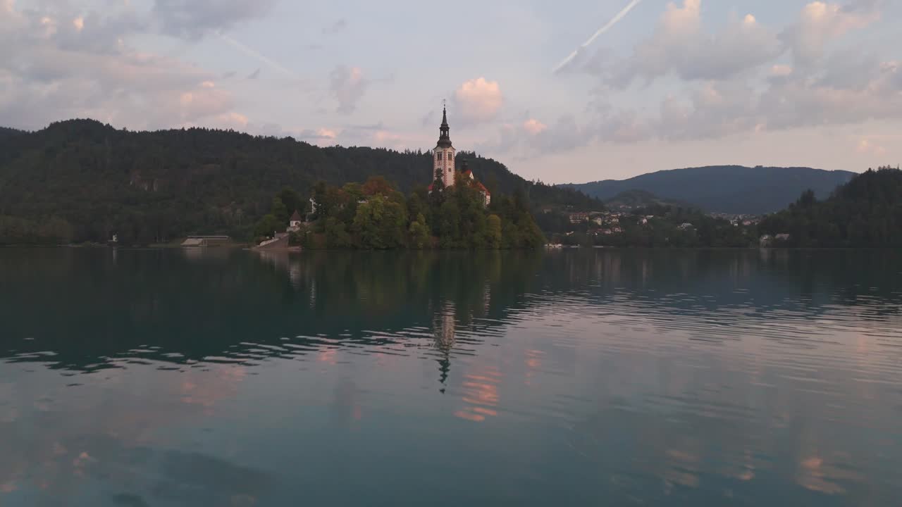 Vista dal basso della chiesa del Lago di Bled in Slovenia