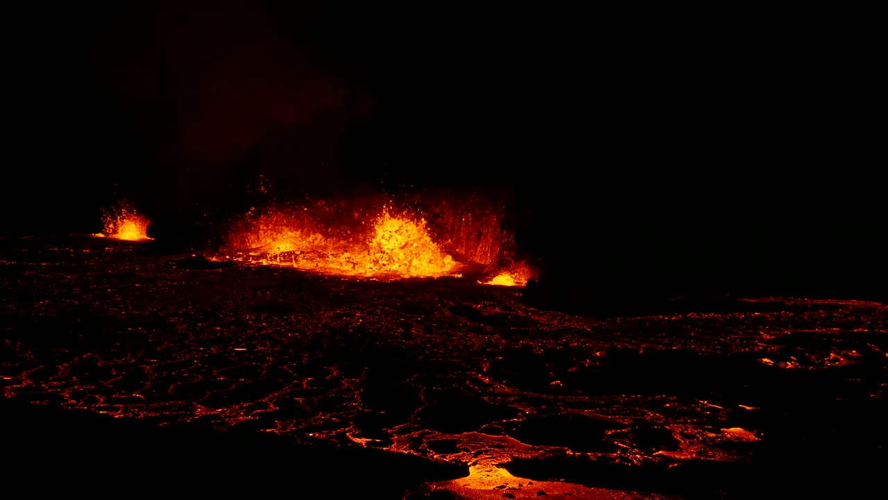 imágenes idílicas de lava caliente y magma salpicando dramáticamente en un cráter volcánico activo, mostrando el poder crudo de la naturaleza y los colores vívidos de la roca fundida por la noche en islandia