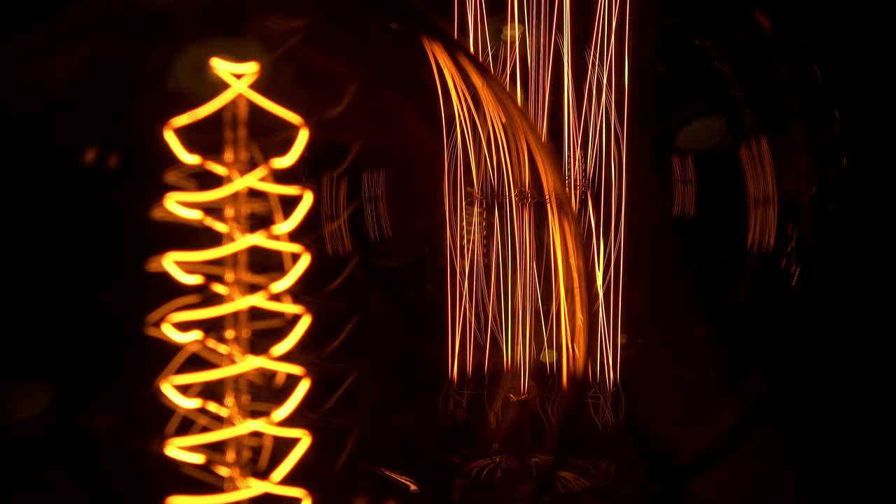 старая лампа накаливания. 4к.