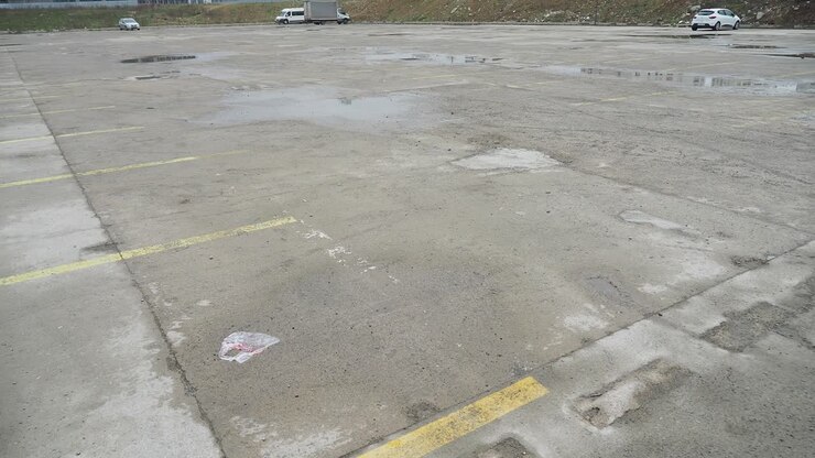 Parcheggio vuoto e bagnato